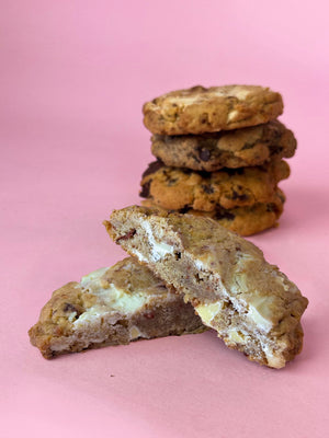 Strawberry White Chocolate New York Style Cookies 🍪 - Cupcake Sweeties